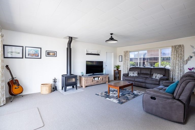 Photo of property in 51 Manu Crescent, Upper Vogeltown, New Plymouth, 4310