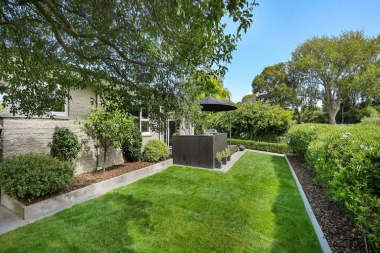 Photo of property in 2/5 Esher Place, Saint Martins, Christchurch, 8022