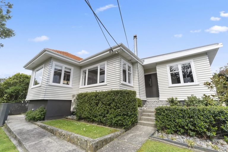 Photo of property in 7 Albemarle Road, Northland, Wellington, 6012