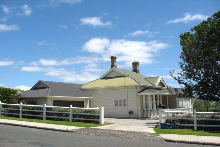 Photo of property in 1 Totara Avenue, Pukekohe, 2120