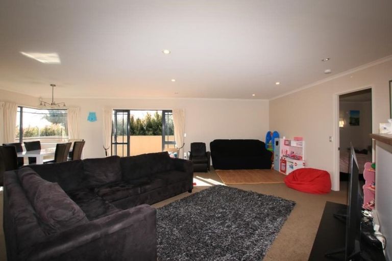 Photo of property in 7a Roberts Road, Glenfield, Auckland, 0629