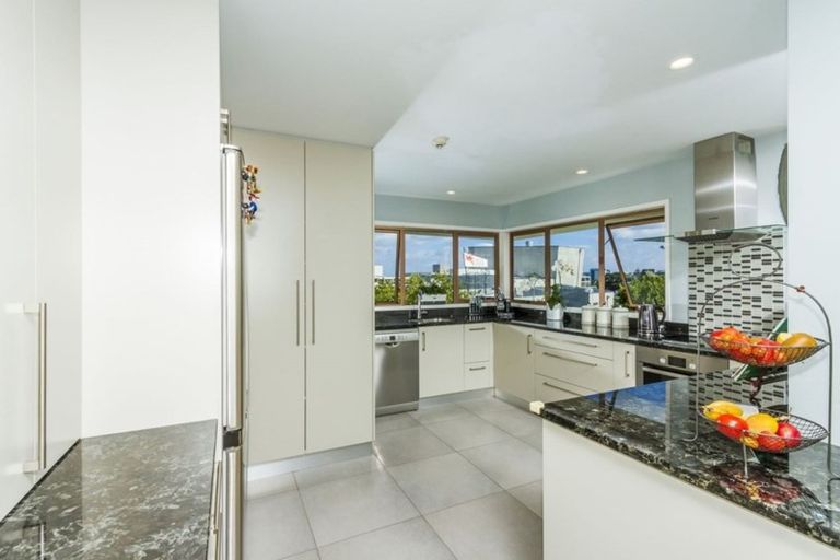 Photo of property in 2b/6 The Promenade, Takapuna, Auckland, 0622