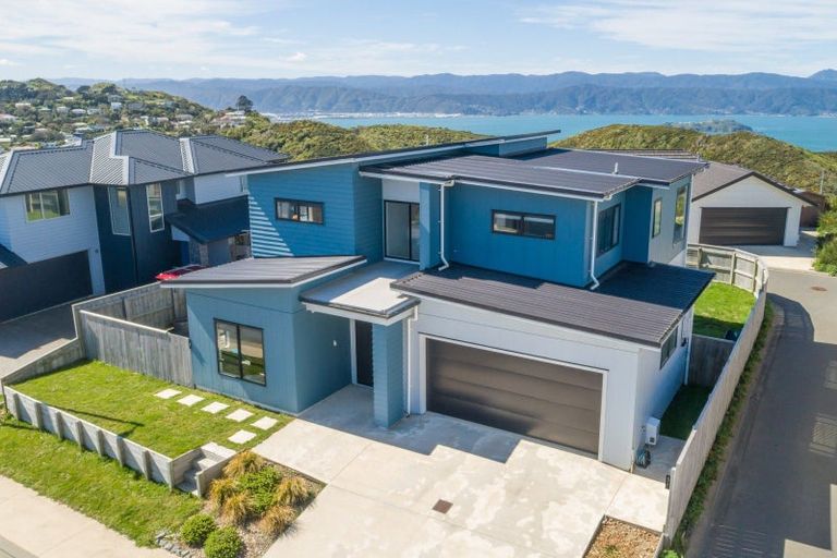 Photo of property in 31 Boeing Way, Newlands, Wellington, 6037