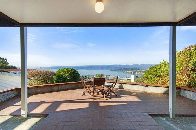 Photo of property in 5 Mataroa Avenue, Northland, Wellington, 6012