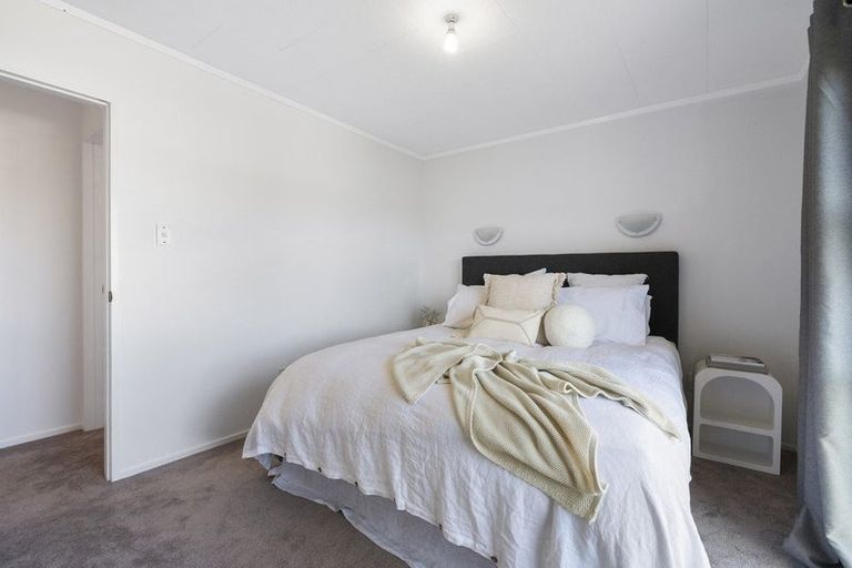 Photo of property in 18 Suzanne Grove, Kelvin Grove, Palmerston North, 4414