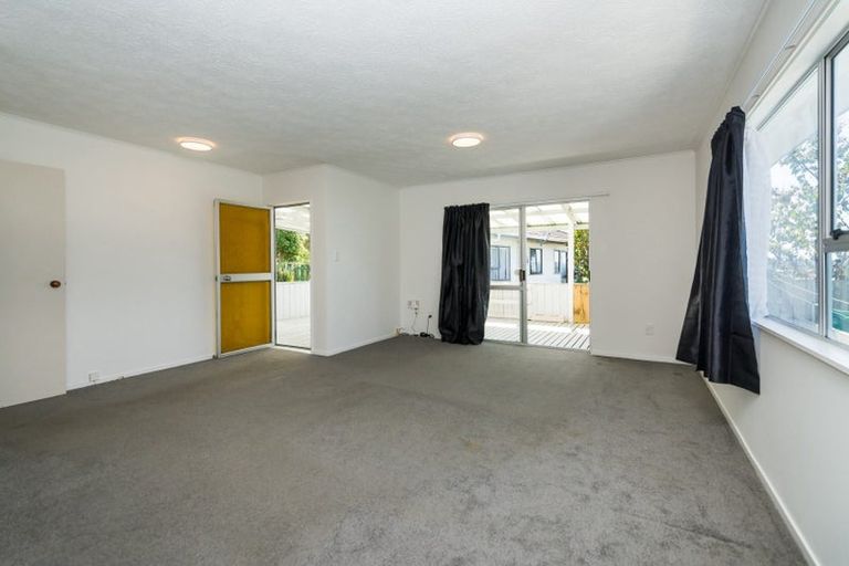 Photo of property in 33 Athena Drive, Totara Vale, Auckland, 0629