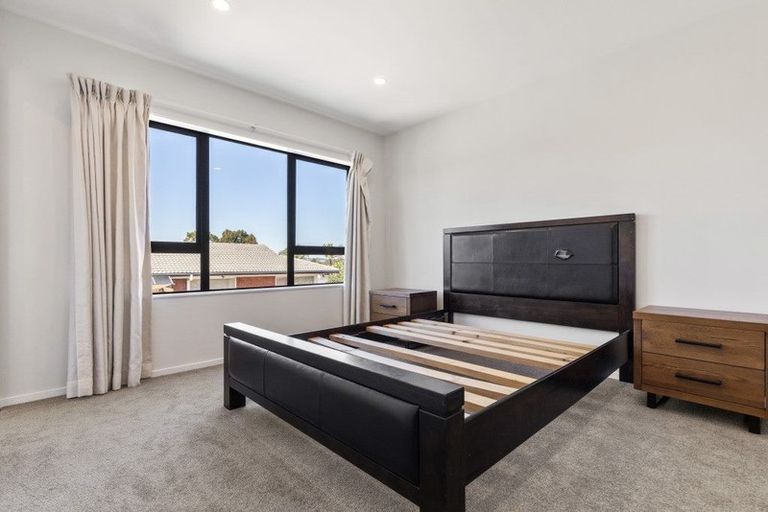 Photo of property in 32a Tupaki Place, Pakuranga Heights, Auckland, 2010