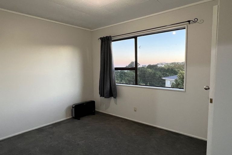 Photo of property in 26a Cheltenham Terrace, Newlands, Wellington, 6037