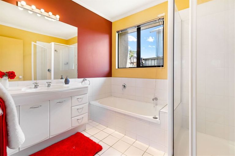 Photo of property in 32 John Jennings Drive, Oteha, Auckland, 0632