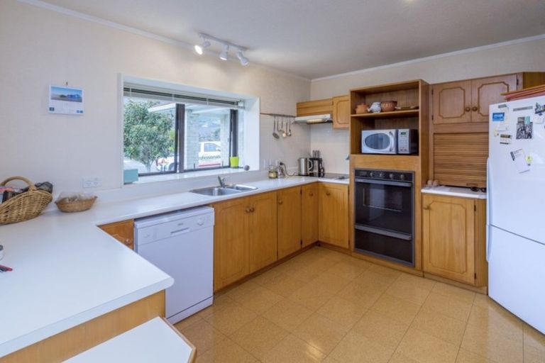 Photo of property in 8 Runanga Grove, Waikanae, 5036