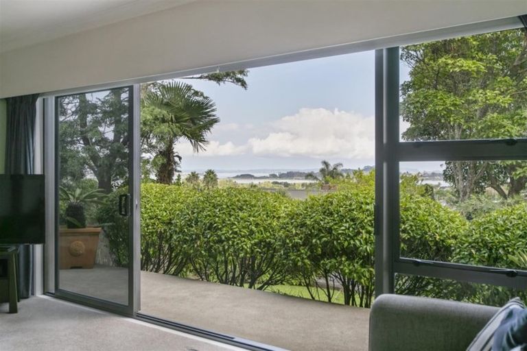 Photo of property in 37 Ridgemount Rise, Mangere Bridge, Auckland, 2022