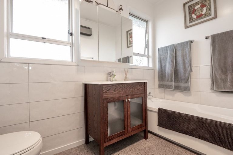 Photo of property in 2a Lipscombe Crescent, Havelock North, 4130