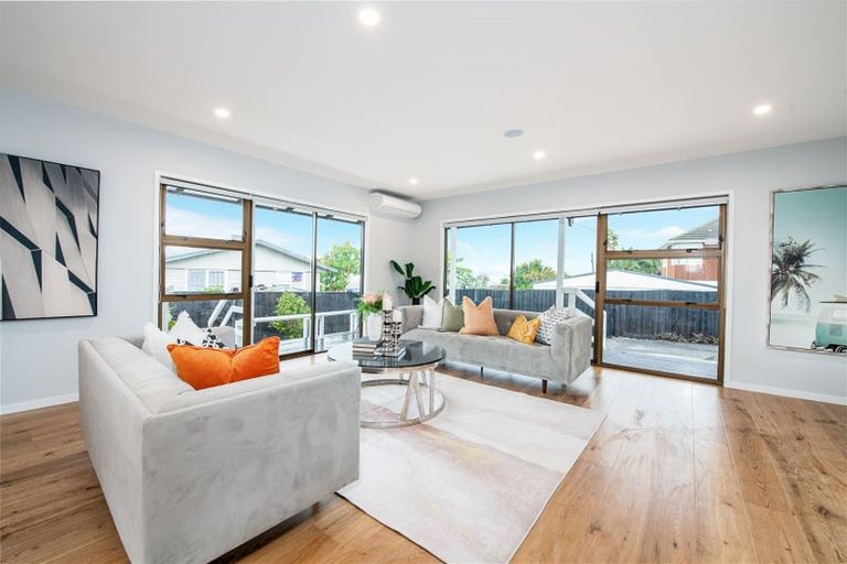 Photo of property in 2/322 Te Atatu Road, Te Atatu South, Auckland, 0610