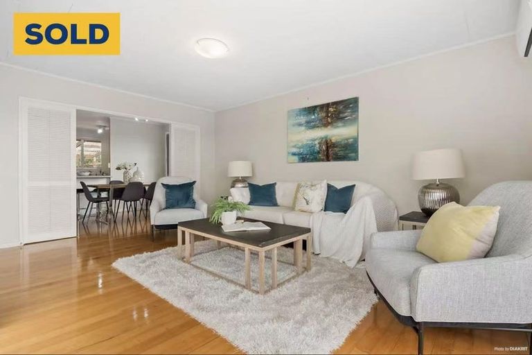 Photo of property in 1/10 Mcquoid Place, Glenfield, Auckland, 0629