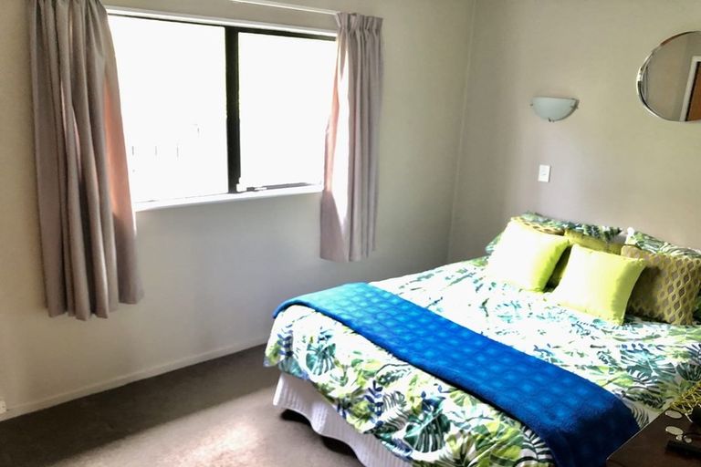 Photo of property in 1/6 Peterhouse Place, West Harbour, Auckland, 0618