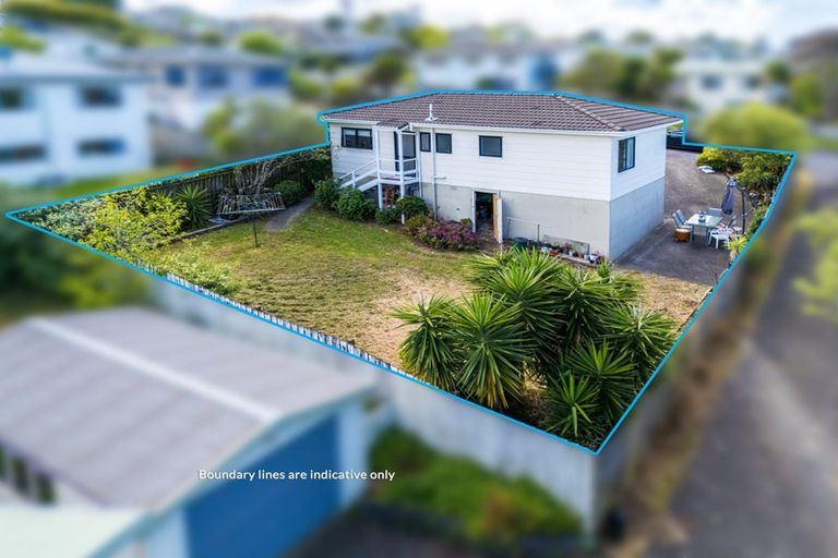 Photo of property in 3 Loughanure Place, Massey, Auckland, 0614