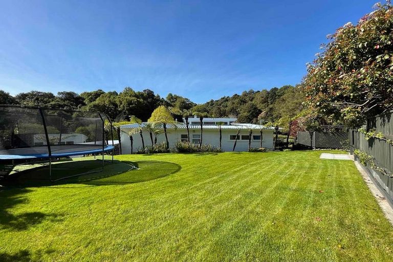 Photo of property in 6 Fendalton Crescent, Pinehaven, Upper Hutt, 5019