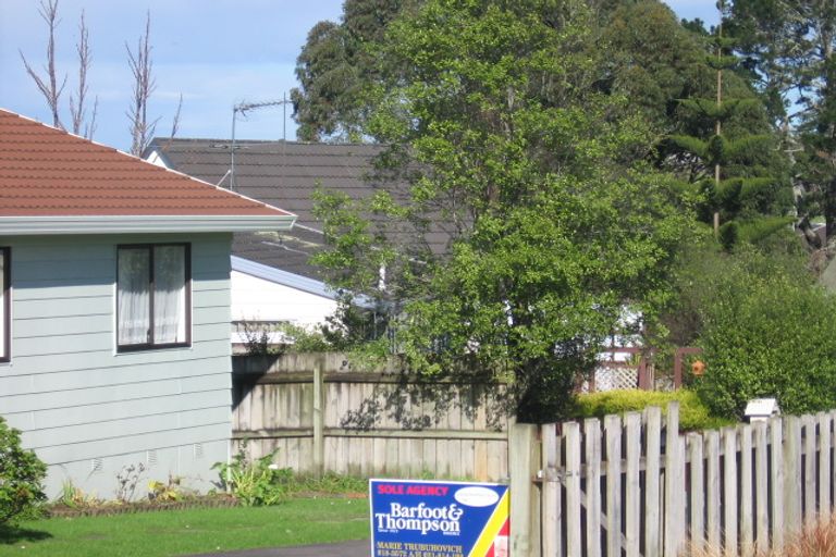 Photo of property in 2/11 Angeline Place, Massey, Auckland, 0614