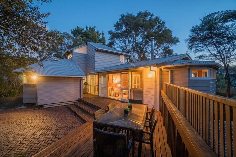 Photo of property in 18 Easter Parade, Glen Eden, Auckland, 0602