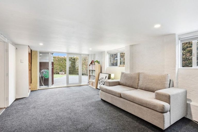 Photo of property in 4 Maunder Place, New Lynn, Auckland, 0600