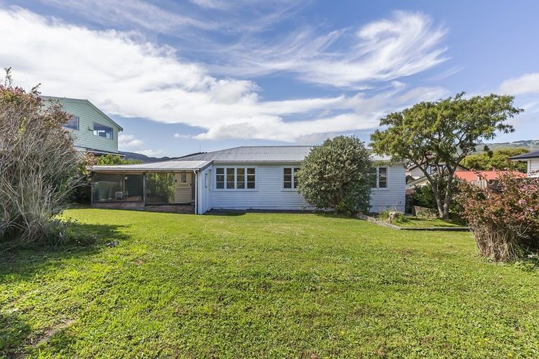 Photo of property in 7 Rewa Terrace, Tawa, Wellington, 5028