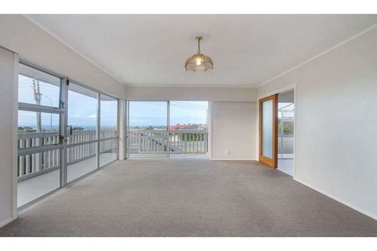 Photo of property in 832 East Coast Road, Oteha, Auckland, 0630