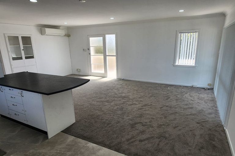 Photo of property in 623 Glenfield Road, Totara Vale, Auckland, 0629