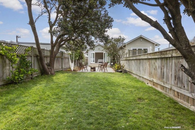 Photo of property in 18 Apu Crescent, Lyall Bay, Wellington, 6022