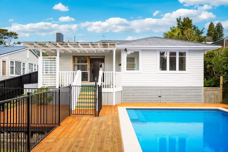 Photo of property in 40 Pupuke Road, Hillcrest, Auckland, 0627