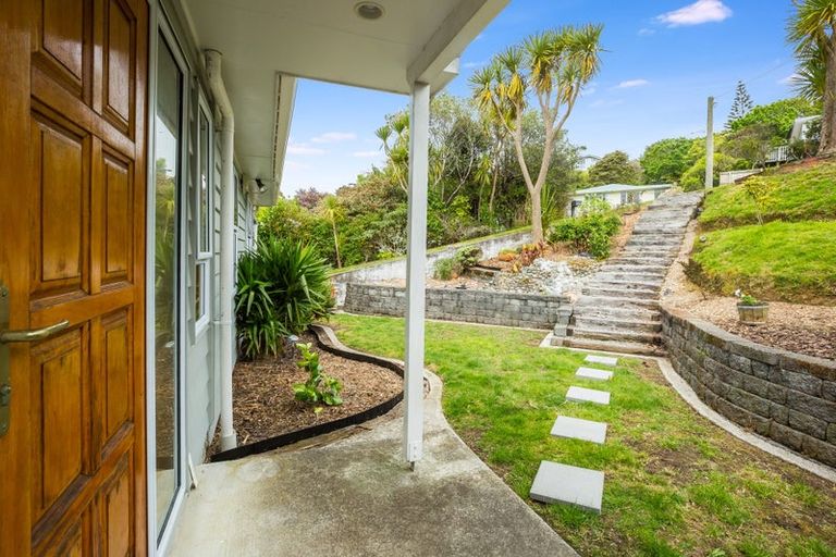 Photo of property in 15 Tainui Terrace, Tawa, Wellington, 5028