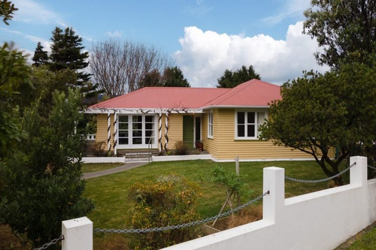 Photo of property in 1 Tainui Terrace, Tawa, Wellington, 5028
