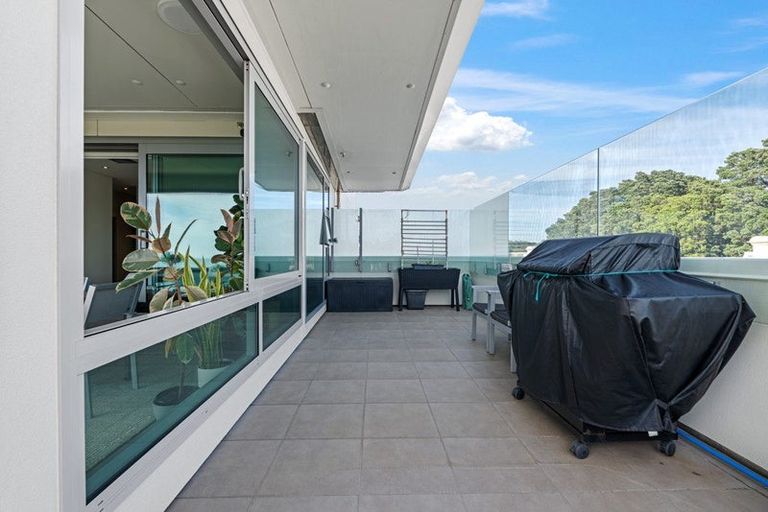 Photo of property in The Reef, 93 Saint Aubyn Street, New Plymouth, 4310