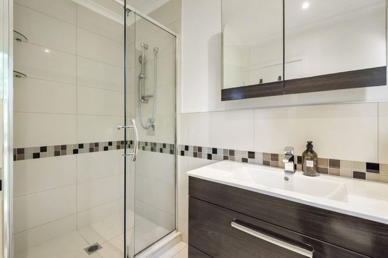 Photo of property in 1/72 Roseberry Avenue, Birkenhead, Auckland, 0626