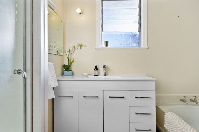 Photo of property in 8 Ashcroft Avenue, Mangere Bridge, Auckland, 2022