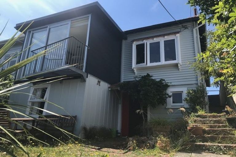 Photo of property in 102 Kelburn Parade, Kelburn, Wellington, 6012