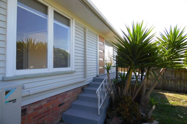Photo of property in 81 Royal View Road, Te Atatu South, Auckland, 0610