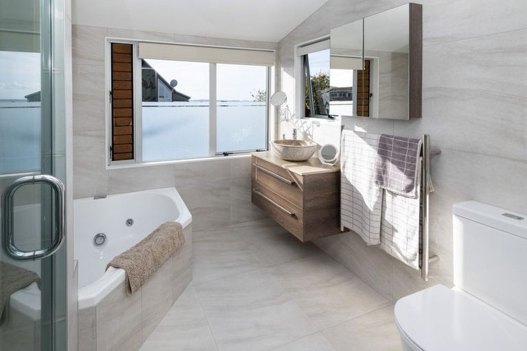 Photo of property in 3 Pounamu Place, Shelly Park, Auckland, 2014