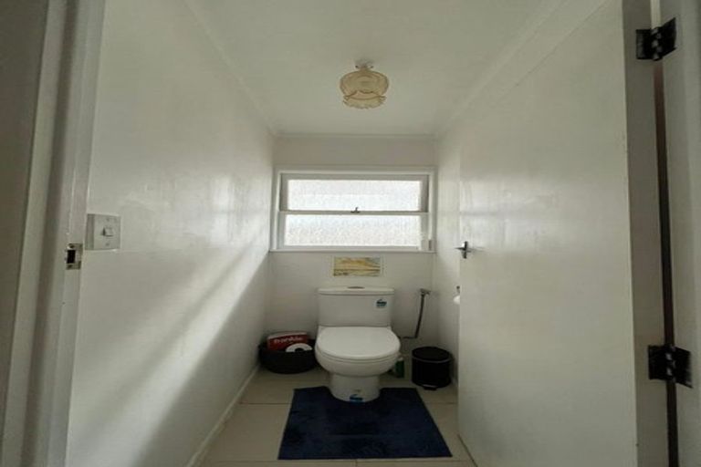 Photo of property in 2/390 Glenfield Road, Glenfield, Auckland, 0629