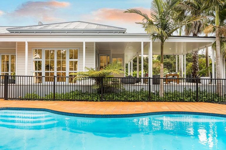 Photo of property in 27 Almond Grove, Greenhithe, Auckland, 0632