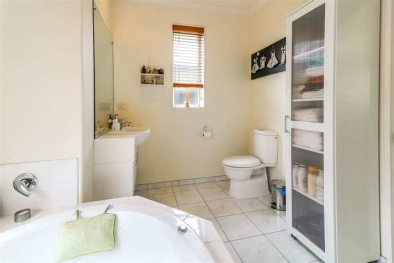 Photo of property in 105 Farnborough Drive, Grandview Heights, Hamilton, 3200