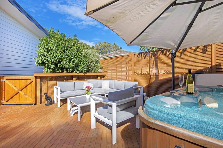 Photo of property in 173 Gossamer Drive, Pakuranga Heights, Auckland, 2010