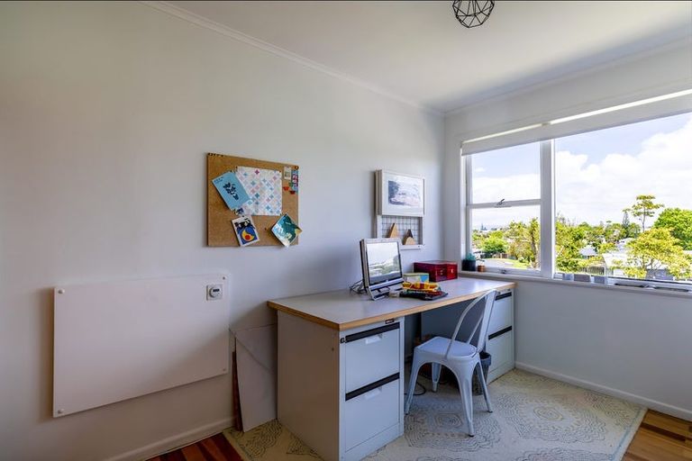 Photo of property in 40 Gill Avenue, Te Atatu Peninsula, Auckland, 0610