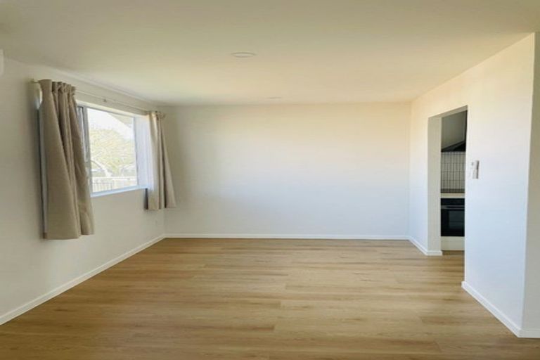 Photo of property in 3 St Margaret Place, West Harbour, Auckland, 0618