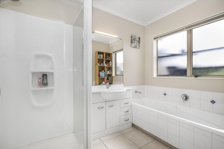 Photo of property in 72 Magic Way, Randwick Park, Auckland, 2105