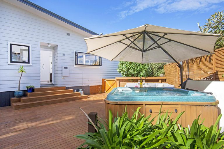 Photo of property in 173 Gossamer Drive, Pakuranga Heights, Auckland, 2010