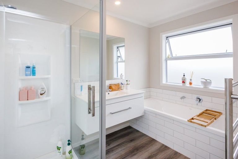 Photo of property in 120 Johnstone Drive, Fitzherbert, Palmerston North, 4410