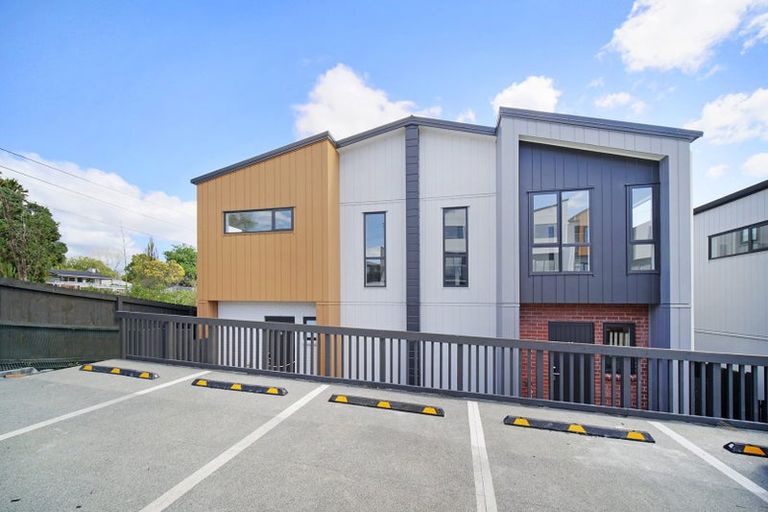 Photo of property in 2 Don Oliver Lane, Glen Eden, 0602