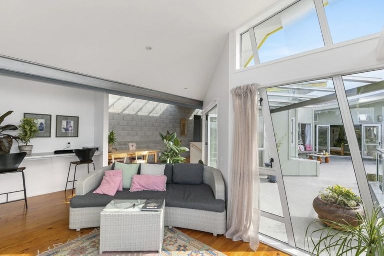 Photo of property in 5 Cavalry Close, Crofton Downs, Wellington, 6035