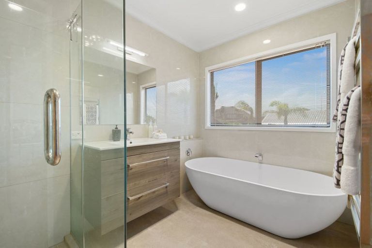 Photo of property in 8 Ferntree Terrace, West Harbour, Auckland, 0618