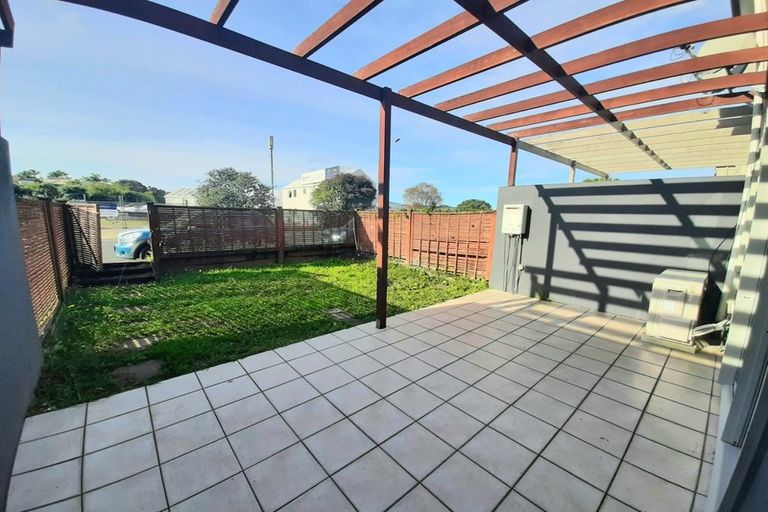 Photo of property in 9b Clearwater Cove, West Harbour, Auckland, 0618